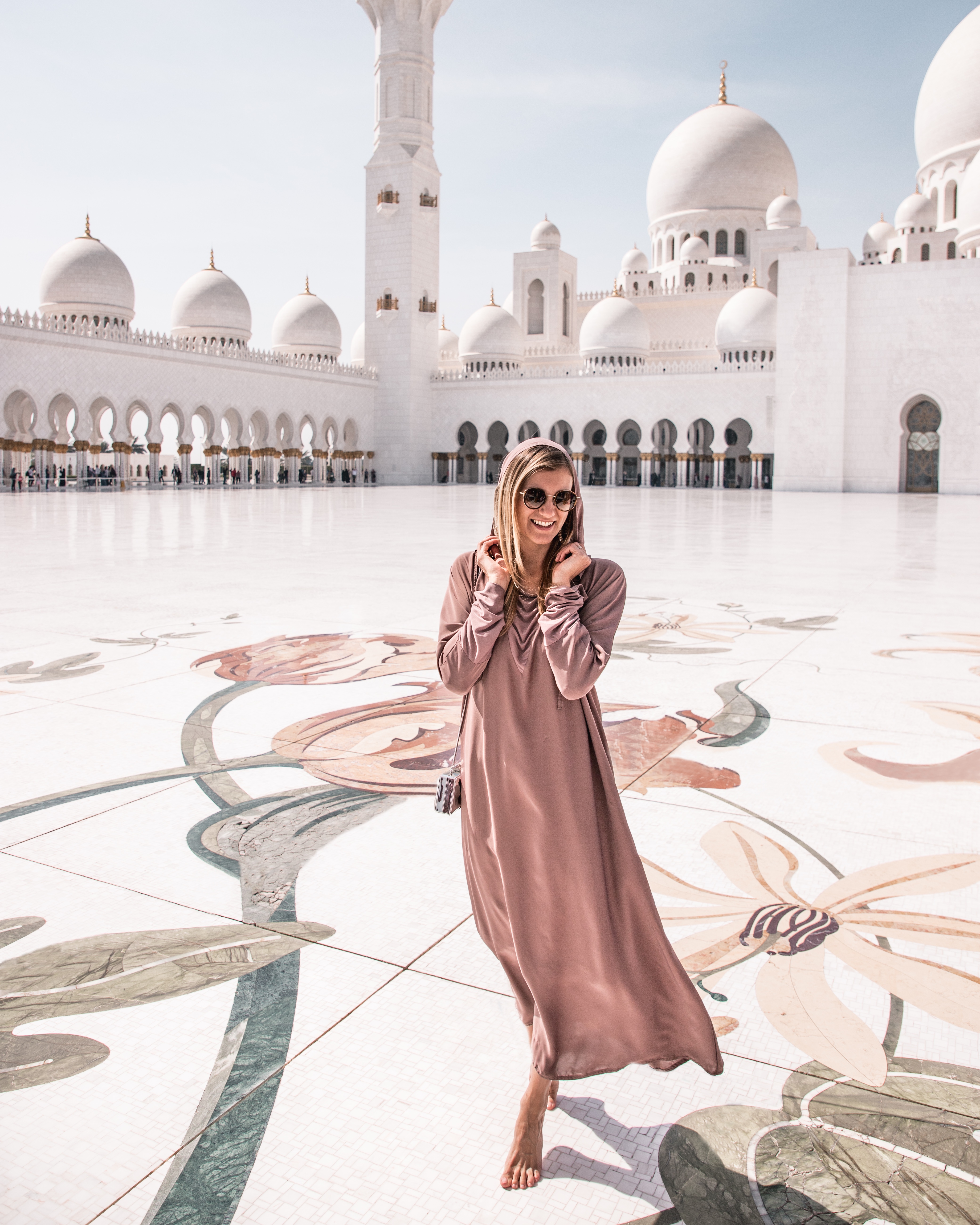 Dress code for visiting Sheikh Zayed bin Sultan al-Nahyan Mosque (Grand  Mosque), Abu Dhabi, UAE Stock Photo - Alamy